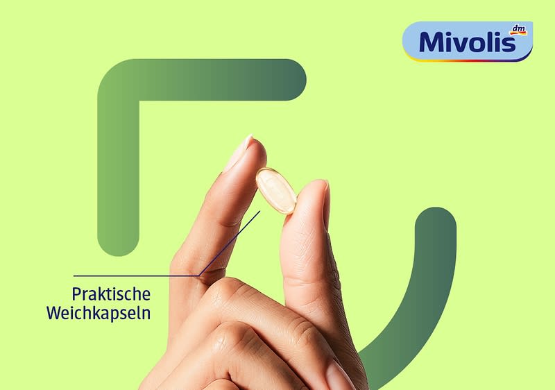 Eine Hand hält eine Weichkapsel zwischen Daumen und Zeigefinger. Links daneben steht der Text „Praktische Weichkapseln“. Oben rechts ist das Logo von Mivolis auf einem hellgrünen Hintergrund.