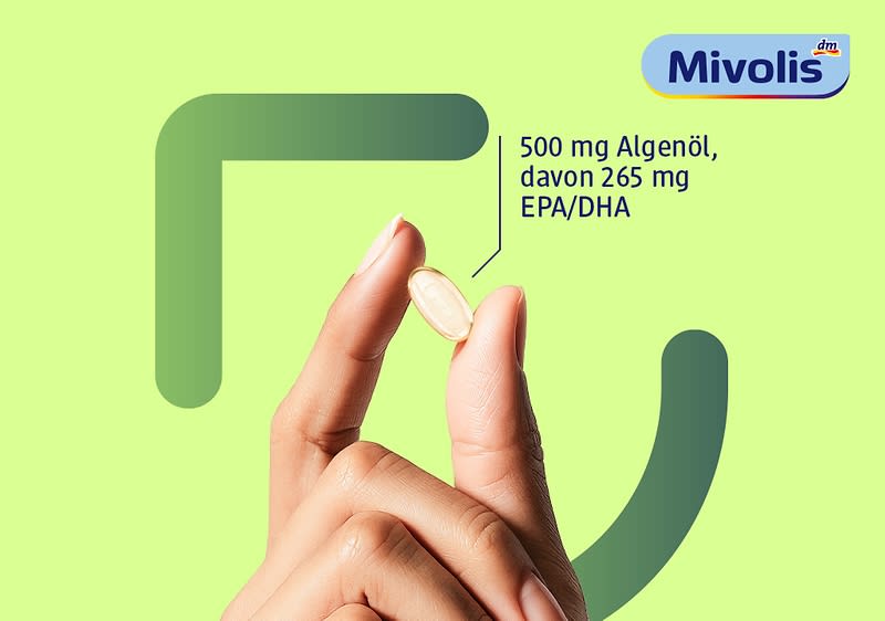 Eine Hand hält eine Kapsel vor einem grünen Hintergrund. Daneben steht der Text „500 mg Algenöl, davon 265 mg EPA/DHA“. Oben rechts ist das Logo von Mivolis.