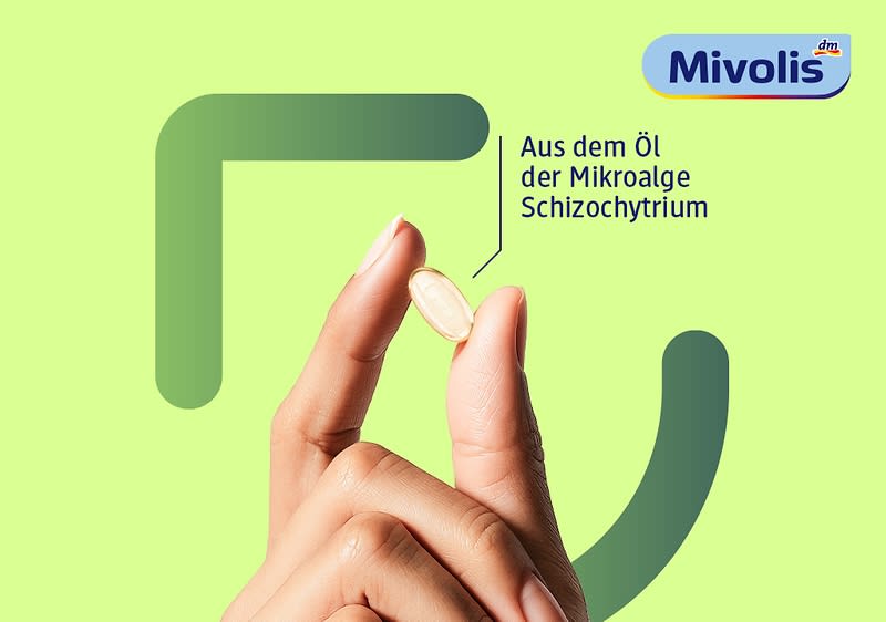 Eine Hand hält eine gelbliche Kapsel vor einem hellgrünen Hintergrund. Rechts oben das Logo von Mivolis. Text: „Aus dem Öl der Mikroalge Schizochytrium“