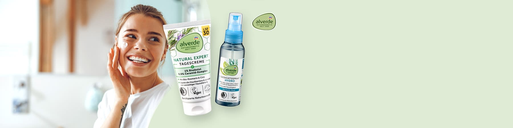 Eine Tube alverde Natural Expert Tagescreme mit LSF 30 und ein alverde Gesichtsspray Hydro sind nebeneinander abgebildet. Beide Produkte tragen das alverde-Logo und zeigen pflanzliche Motive auf der Verpackung.