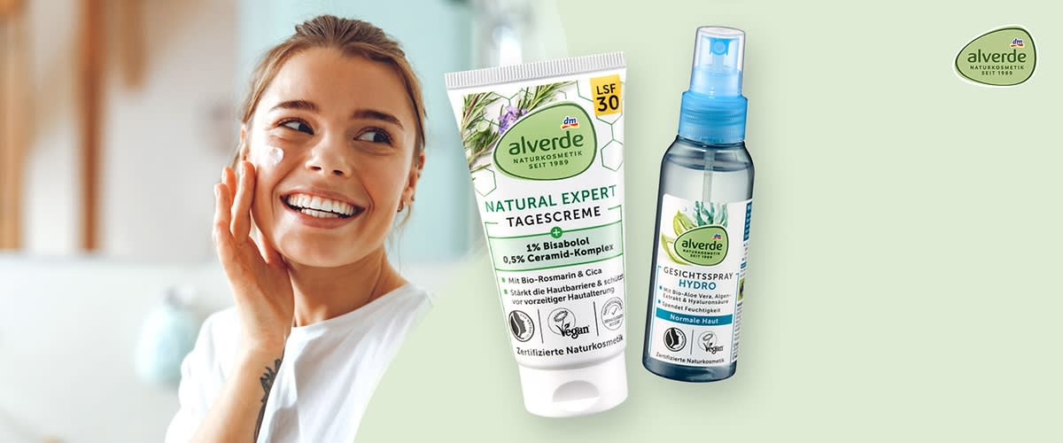 Eine Tube alverde Natural Expert Tagescreme mit LSF 30 und ein alverde Gesichtsspray Hydro vor einem grünen Hintergrund. Beide Produkte tragen das alverde Logo und sind mit Pflanzenmotiven gestaltet.