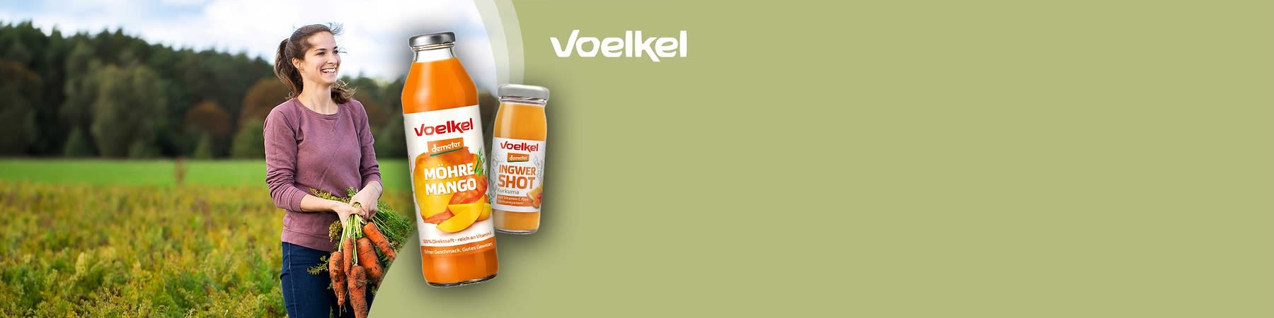 Zwei Flaschen der Marke Voelkel vor grünem Hintergrund. Links eine große Flasche mit der Aufschrift „Möhre Mango“, rechts eine kleinere Flasche mit der Aufschrift „Ingwer Shot“. Beide Flaschen tragen das Demeter-Logo.