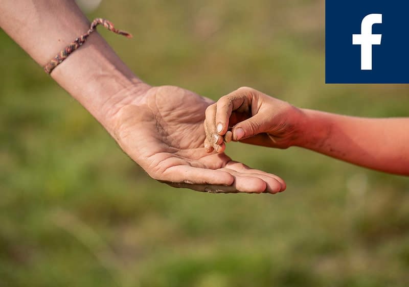 Eine kleine Hand legt einen Samen in eine größere, offene Hand. Oben rechts ist das Facebook-Logo zu sehen.