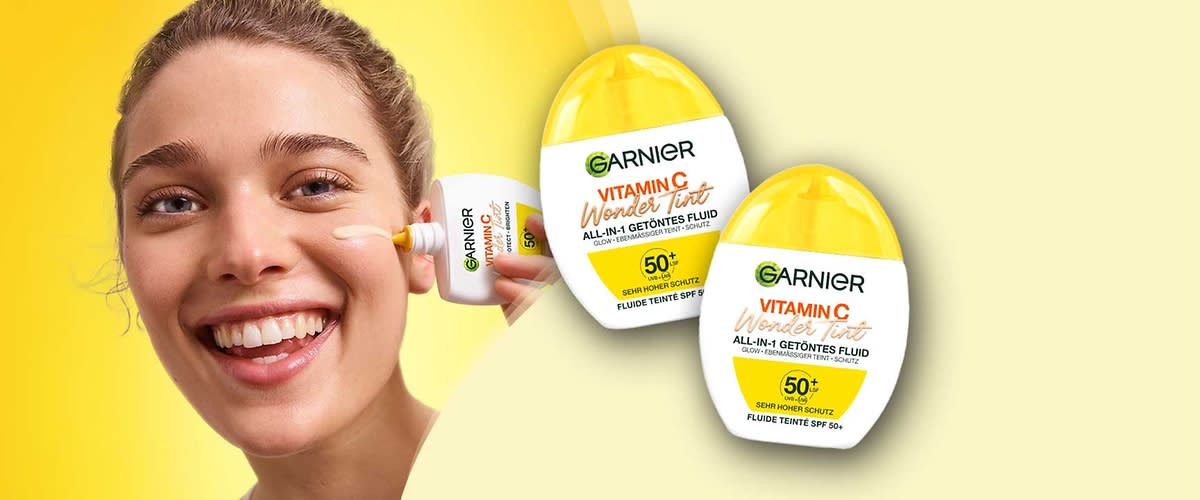 Zwei gelbe Flaschen des Garnier Vitamin C Wonder Tint All-in-1 Getöntes Fluid mit Lichtschutzfaktor 50+. Oben rechts das Logo von Garnier