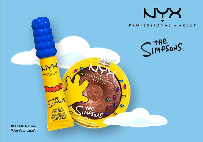 Eine Produktverpackung von NYX Professional Makeup mit einem gelben Lippenstift und einem braunen Lidschatten, beide mit "The Simpsons"-Design. Links eine Illustration der Simpsons-Familie auf einer Couch, umgeben von Wolken.