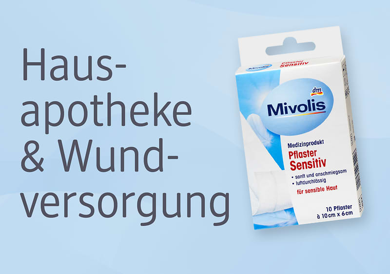 Eine Packung Mivolis Pflaster Sensitiv mit der Aufschrift „Medizinprodukt Pflaster Sensitiv, sanft und anschmiegsam, für sensible Haut“. Daneben steht der Text „Hausapotheke & Wundversorgung“