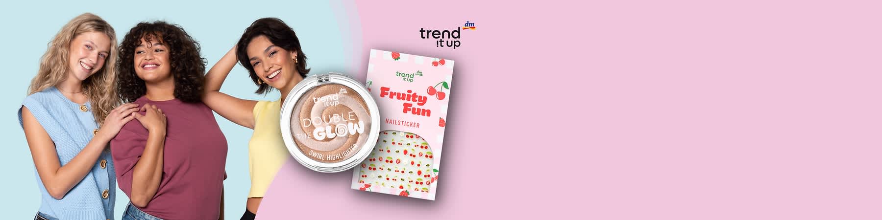 Links ein runder Highlighter mit der Aufschrift „Double the Glow Swirl Highlighter“. Rechts eine Verpackung mit der Aufschrift „Fruity Fun Nailsticker“ und einem Kirschmuster. Oben rechts das Logo von „trend it up“.