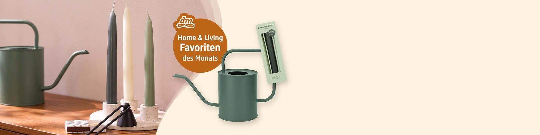 dm-Logo und orangefarbener Kreis mit Text „Home & Living Favoriten des Monats“, drei hohe Kerzen in Grau, Creme und Oliv in Kerzenhaltern links, mittig eine grünliche Gießkanne mit langem Ausguss, rechts oben grüne Verpackung mit zwei dünnen grünen Kerzen und der Aufschrift „Rosemary & Ginger“. Bild mithilfe von KI erstellt