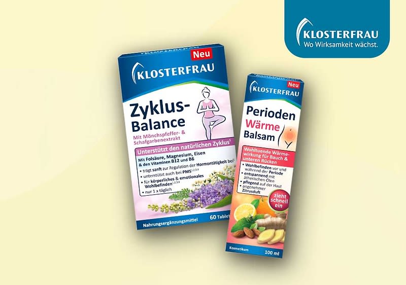 Eine Packung „Zyklus-Balance“ von Klosterfrau mit 60 Tabletten und eine Tube „Perioden Wärme Balsam“ mit 200 ml. Beide Produkte sind auf einem beigen Hintergrund abgebildet. Oben rechts das Logo von Klosterfrau