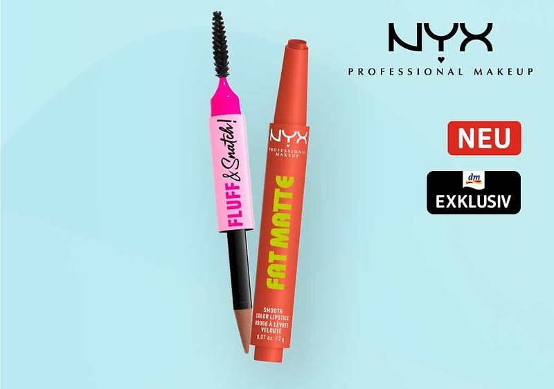 Zwei NYX-Make-up-Produkte vor hellblauem Hintergrund: links eine pink-schwarze Mascara mit aufgedrucktem Schriftzug „FLUFF & SQUISH!“, rechts ein rot-orangener Stift mit grünem Schriftzug „FAT MATE“; oben rechts das NYX-Logo mit der Aufschrift „PROFESSIONAL MAKEUP“ und daneben zwei Labels „NEU“ und „EXKLUSIV“