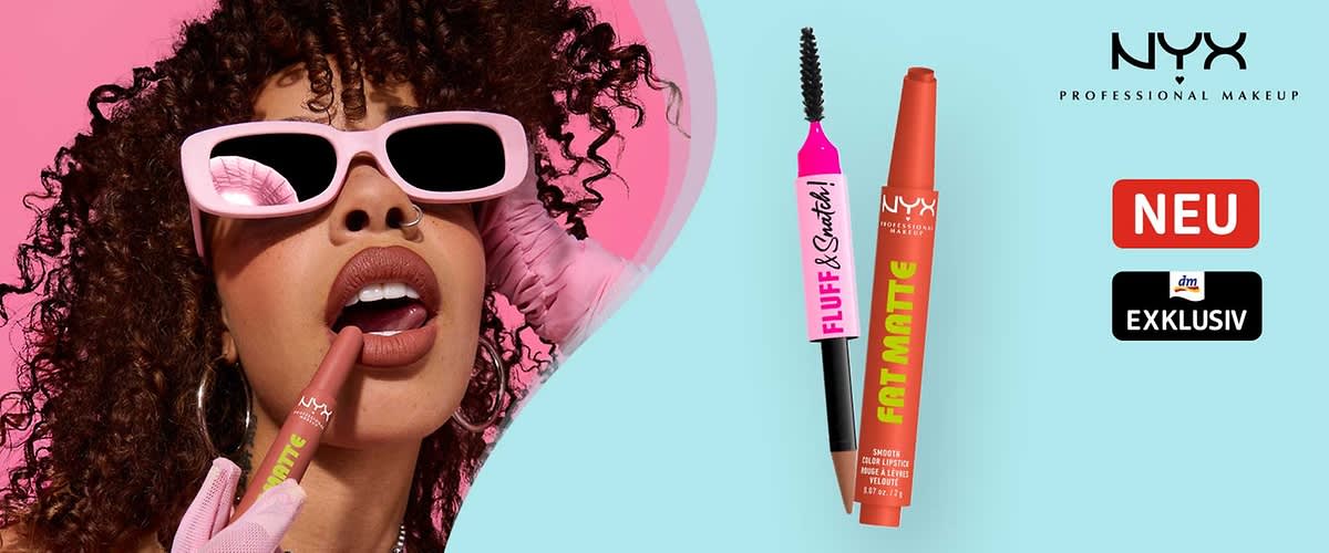Zwei NYX-Make-up-Produkte vor hellblauem Hintergrund: links eine pink-schwarze Mascara mit aufgedrucktem Schriftzug „FLUFF & SQUISH!“, rechts ein rot-orangener Stift mit grünem Schriftzug „FAT MATE“; oben rechts das NYX-Logo mit der Aufschrift „PROFESSIONAL MAKEUP“ und daneben zwei Labels „NEU“ und „EXKLUSIV“