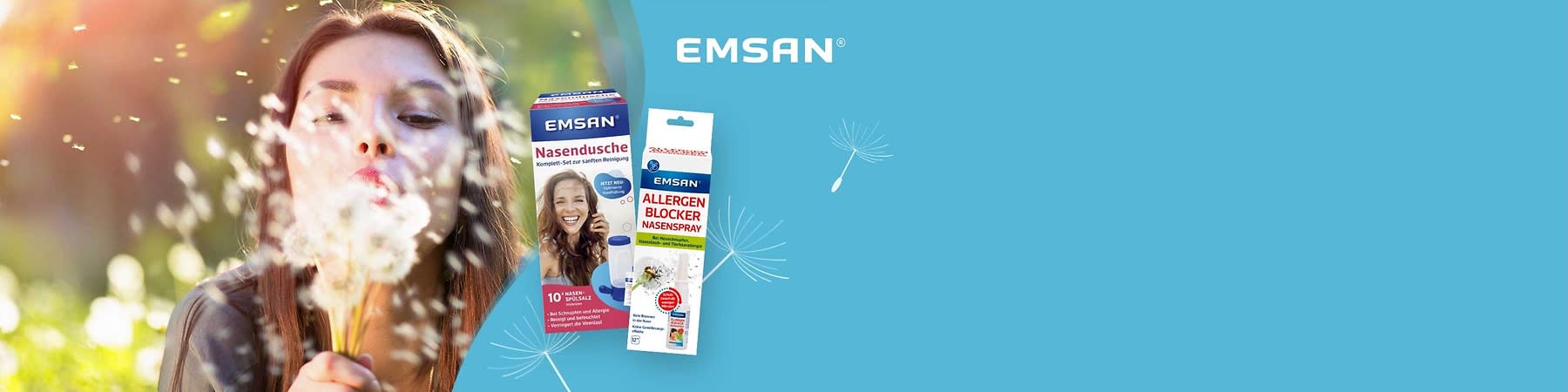 Verpackungen von Emsan-Produkten: links eine Nasendusche mit der Aufschrift „Komplett-Set zur sanften Reinigung“, rechts ein Allergen Blocker Nasenspray mit Abbildung einer Blume. Im Hintergrund das Emsan-Logo und stilisierte Pusteblumen auf blauem Grund