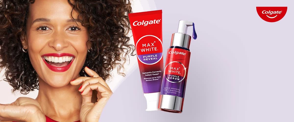 Zwei Colgate-Produkte: Eine rote Zahnpastatube mit der Aufschrift „Max White Purple Reveal“ und eine rote Flasche mit Pumpspender, beschriftet mit „Max White Purple Serum“