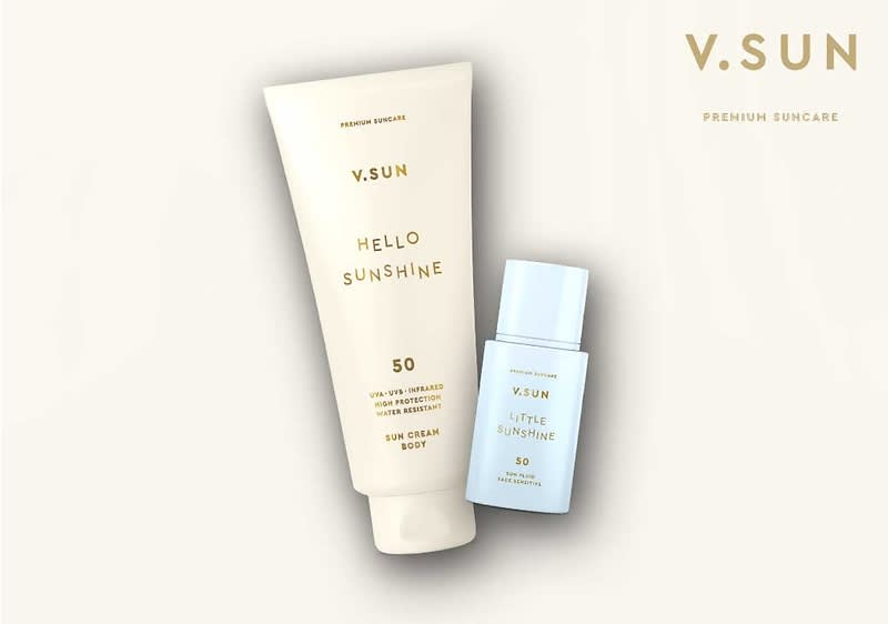 Zwei Sonnenpflegeprodukte auf hellem Hintergrund: links eine beige Tube mit goldener Schrift „V.SUN HELLO SUNSHINE 50“ und Zusatztext „Sun Cream Body“, rechts eine helle Flakonette mit goldener Aufschrift „V.SUN LITTLE SUNSHINE 50“ sowie oben rechts das Logo „V.SUN Premium Suncare“