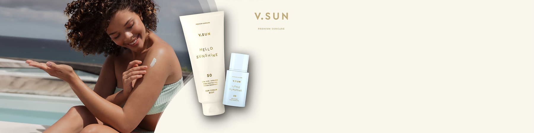 Zwei Sonnenpflegeprodukte auf hellem Hintergrund: links eine beige Tube mit goldener Schrift „V.SUN HELLO SUNSHINE 50“ und Zusatztext „Sun Cream Body“, rechts eine helle Flakonette mit goldener Aufschrift „V.SUN LITTLE SUNSHINE 50“ sowie oben rechts das Logo „V.SUN Premium Suncare“