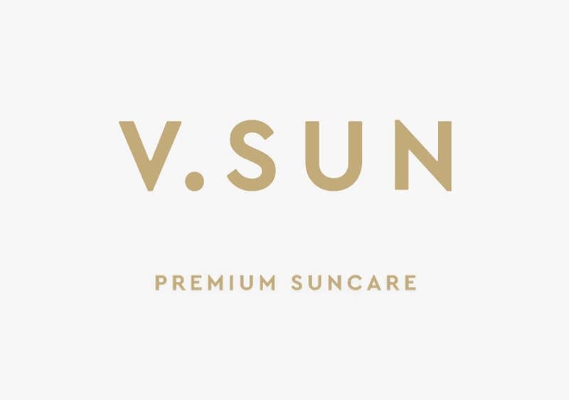 Logo der Marke V.SUN in goldener Großschrift über dem Slogan „PREMIUM SUNCARE“ in kleineren goldenen Großbuchstaben