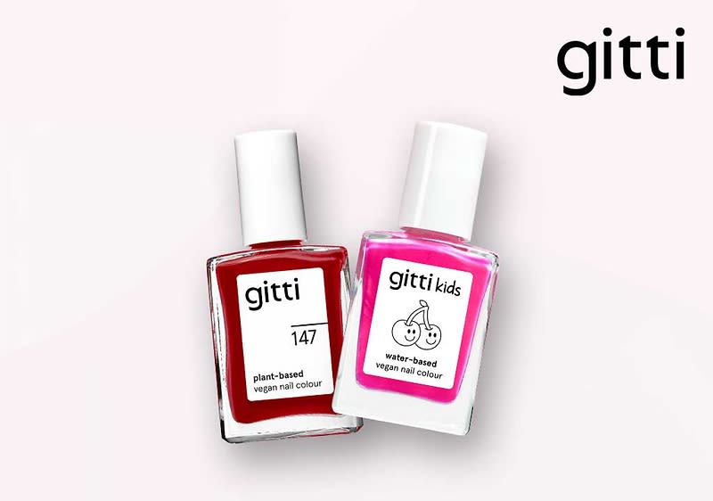 Zwei Nagellackflaschen von gitti auf hellem Hintergrund, links rot mit der Aufschrift „plant-based vegan nail colour 147“, rechts pink mit der Aufschrift „gitti kids water-based vegan nail colour“ und einem Kirschmotiv