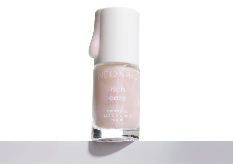 Eine Flasche mit weißem Deckel und der Aufschrift „NEONAIL rich care overnight cuticle & nail mask“