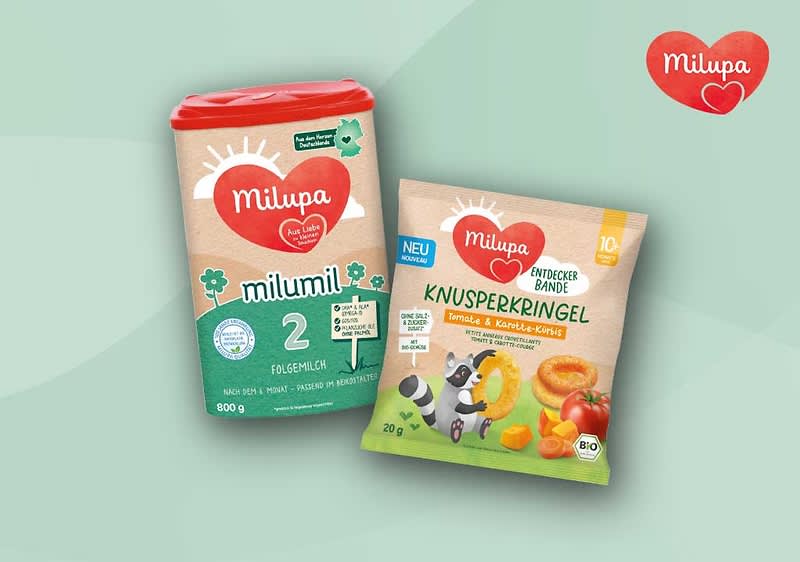 Zwei Milupa-Produkte auf hellgrünem Hintergrund: links eine rechteckige Dosierbox mit rotem Deckel und grünem Etikett „Milumil 2 Folgemilch 800 g“, rechts eine beige-grüne Tüte mit rotem Milupa-Logo und Aufschrift „Knusperkringel Aprikose & Pfirsich-Crème“, daneben Abbildung eines kleinen Pandas und Früchteillustrationen