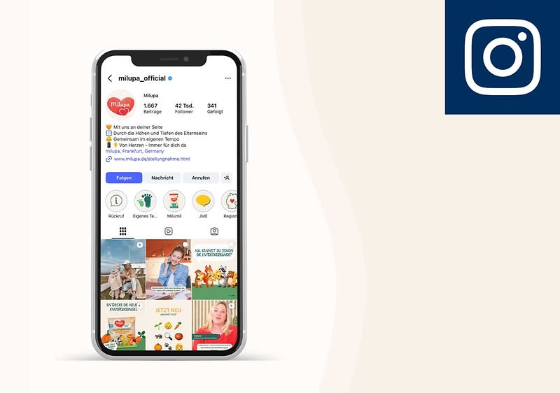 Smartphone-Display mit geöffneter Instagram-Profilseite von „milupa_official“, Profilbild mit rotem Herz, Beschreibungszeile mit Emoji-Text, Buttons „Beiträge“, „Reels“, „IGTV“ und Story-Highlights, Raster mit neun Beitragsvorschauen, rechts oben das blaue Instagram-Logo auf hellem Hintergrund