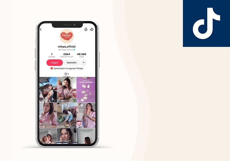 Smartphone mit geöffneter TikTok-Profilseite der Marke miupa_official, Anzeige von Profilbild, Nutzername, Abonnenten- und Likes-Zahlen sowie neun Vorschaubildern von Kurzvideos mit jungen Frauen in Alltagsszenen und Produktaufnahmen, rechts oben das TikTok-Logo auf blauem Hintergrund