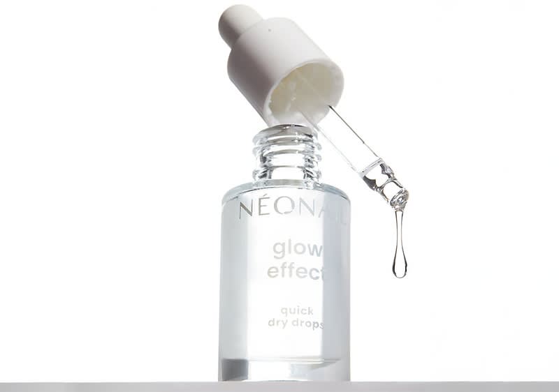 Eine transparente Flasche mit der Aufschrift „NÉONAIL glow effect quick dry drops“ und einer weißen Pipette, aus der ein Tropfen fällt.