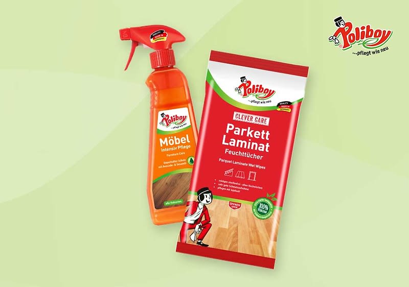 Zwei Reinigungsprodukte der Marke Poliboy vor hellem grünem Hintergrund: links eine orangefarbene Sprühflasche mit rotem Sprühkopf und Etikett „Möbel“, rechts eine rote und weiße Packung feuchter Tücher mit großem Schriftzug „Parkett Laminat“ und Abbildung eines Holzfußbodens sowie kleinem Poliboy-Logo oben rechts
