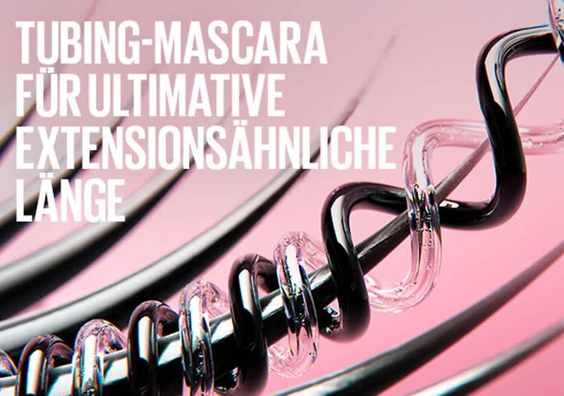 Werbetext auf rosafarbenem Hintergrund: fette weiße Großbuchstaben TUBING-MASCARA FÜR ULTIMATIVE EXTENSIONSÄHNLICHE LÄNGE vor einer Nahaufnahme gedrehter schwarz-glänzender Wimpernspiralen mit durchsichtigen Gummiringen