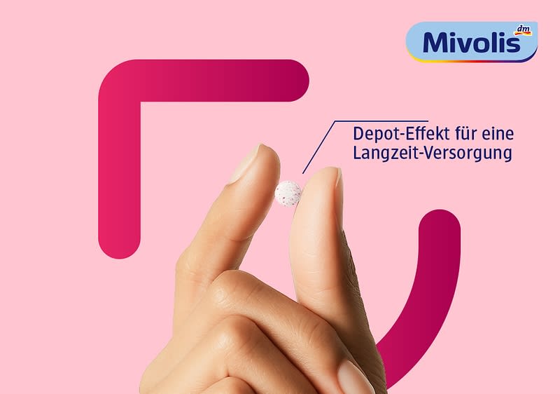 Hand hält zwischen Daumen und Zeigefinger eine kleine weiße Tablette mit punktiertem Muster, neben der Beschriftung „Depot-Effekt für eine Langzeit-Versorgung“ und oben rechts das Mivolis-Logo auf rosa Hintergrund