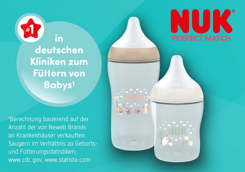 Zwei transparente NUK-Babyflaschen mit weißen Saugern und beigen Schraubringen, vorne eine größere und eine kleinere Flasche mit dezentem Tier- und Punktmuster, rechts oben das rote NUK-Logo, links ein türkisfarbener Kreis mit weißer Aufschrift „#1 in deutschen Kliniken zum Füttern von Babys“ sowie kleinere Fußnotenhinweise unten links ohne lesbare Details