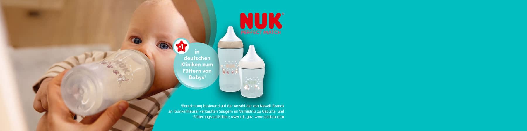 Zwei transparente NUK-Babyflaschen mit weißen Saugern und beigen Schraubringen, vorne eine größere und eine kleinere Flasche mit dezentem Tier- und Punktmuster, rechts oben das rote NUK-Logo, links ein türkisfarbener Kreis mit weißer Aufschrift „#1 in deutschen Kliniken zum Füttern von Babys“ sowie kleinere Fußnotenhinweise unten links ohne lesbare Details