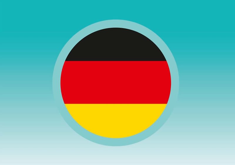 Runder Button in den Farben der deutschen Flagge mit schwarzen, roten und goldenen horizontalen Streifen auf türkis-weiß verlaufendem Hintergrund