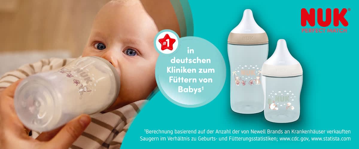 Zwei transparente NUK-Babyflaschen mit hellbeigen Verschlüssen und tierischen Illustrationen auf hellblauem Hintergrund, rechts oben rotes NUK-Logo, links ein blauer Kreis mit weißem Text „in deutschen Kliniken zum Füttern von Babys“ und kleingedruckter Hinweistext unten links zu Berechnungsquellen ohne Punkt am Satzende
