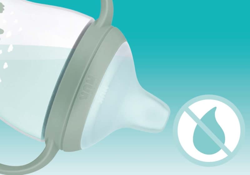Babyflasche mit grauem Tragegriff und weichem Silikon-Sauger, rechts ein durchgestrichenes Tropfen-Symbol, Hintergrund türkis-weiß verlaufend