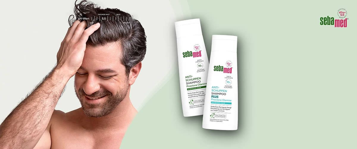 Zwei schräg nebeneinander stehende weiße Sebamed Shampoo-Flaschen auf hellgrünem Hintergrund; linke Flasche mit grünem Schriftzug „ANTI-SCHUPPEN SHAMPOO“ und Zusatztext, rechte Flasche mit blaugrünem Schriftzug „ANTI-SCHUPPEN SHAMPOO“ sowie dem Sebamed-Logo oben rechts im Bild