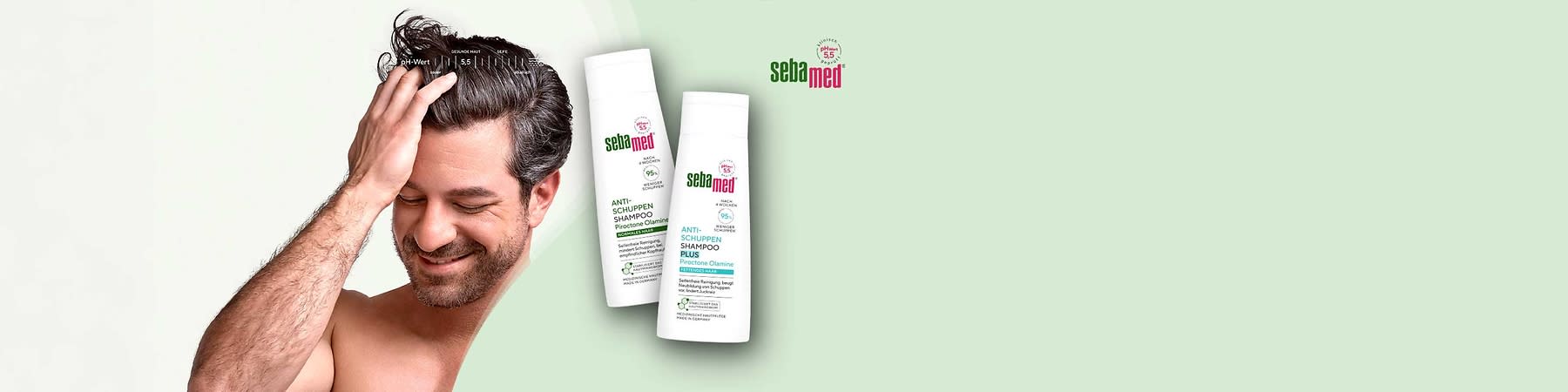 Zwei weiße Sebamed-Shampoo-Flaschen auf hellgrünem Hintergrund, vorne eine Flasche mit der Aufschrift „ANTI-SCHUPPEN SHAMPOO PLUS“ und Hinweisen zu „Protective Care“ und pH 5,5, hinten leicht versetzt eine Flasche mit ähnlichem Design und zusätzlicher kleinerer Textzeile, rechts oben das Sebamed-Logo in Grün und Pink