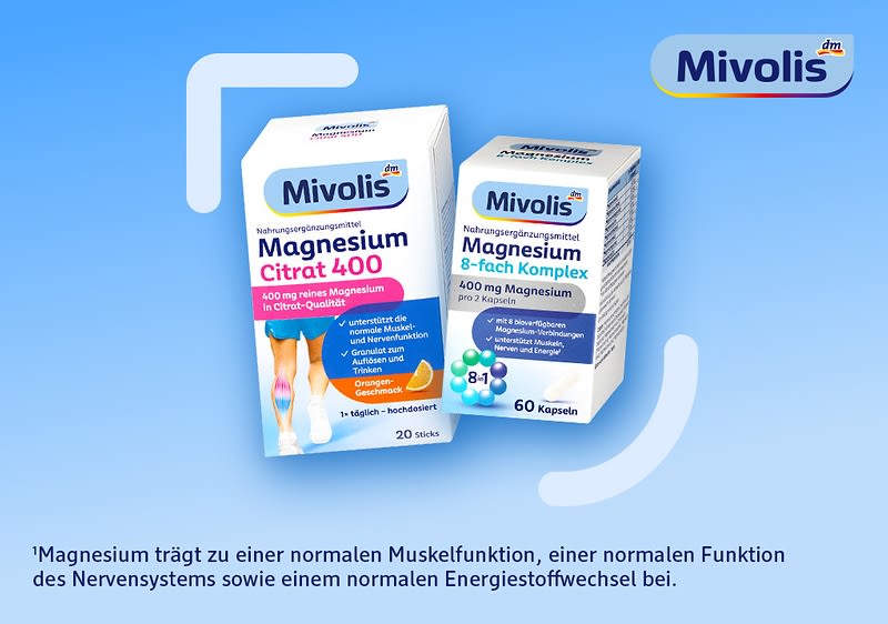 Zwei weiße Mivolis-Produktkartons vor blauem Hintergrund mit Aufschriften „Magnesium Citrat 400“ und „Magnesium 8-fach Komplex 400 mg Magnesium“, rechts oben Mivolis-Logo, links Hand, die einen einzelnen weißen Portionsstick mit Aufschrift „Magnesium Citrat 400“ hält, unten kleiner Hinweistext zur normalen Muskelfunktion und Energiestoffwechseln