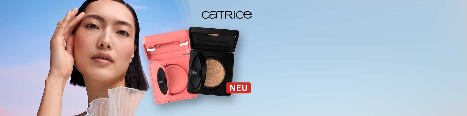 Zwei offene Catrice Make-up-Compacts nebeneinander, links ein rosafarbenes Blush-Compact mit rundem Spiegel und Schwämmchenfach, rechts ein schwarzes Compact mit bronzefarbenem Puder, oben rechts Schriftzug „CATRICE“ und unten links rotes Label mit weißer Aufschrift „NEU“