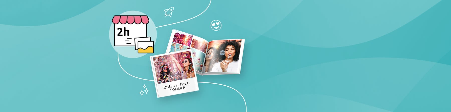 Drei Fotobücher auf türkisfarbenem Hintergrund, vorn ein quadratisches Fotobuch mit Titel „UNSER FESTIVAL SOMMER“ und einem Foto-Cover mit Menschen auf einem Festival, rechts ein geöffnetes Fotobuch mit mehreren Foto-Collagen auf den Seiten, links oben ein Icon mit einem kleinen Laden-Symbol, der Zahl „2h“ und einem Fotoordner-Symbol, stilisierte Linien und kleine Dekorelemente im Hintergrund
