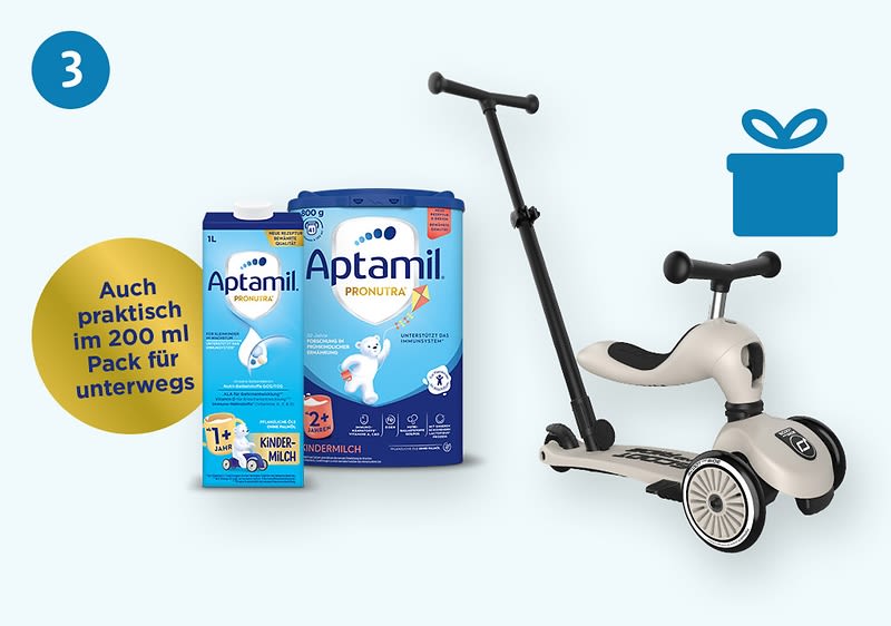 Zwei Aptamil-Milchpackungen links (große 1‑Liter‑Packung und kleine 200‑ml‑Packung) mit Aufschrift „Aptamil Pronutra“ und einem stilisierten Baby auf blauem Hintergrund, rechts ein cremefarbenes Kinderfahrzeug mit schwarzem Lenker und drei Rädern, oben links eine blaue Kreiszahl „3“ und oben rechts ein blaues Geschenkicon