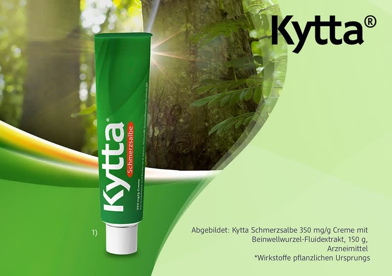 Grüne Tube Kytta Schmerzsalbe mit der Fußnote 1 vor einem Waldbild. Die Fußnote wird wie folgt aufgelöst: Kytta Schmerzsalbe 350 mg/g Creme mit Beinwellwurzel-Fluidextrakt, 150 g, Arzneimittel. Daneben steht der Sternchentext "*Wirkstoffe pflanzlichen Ursprungs"