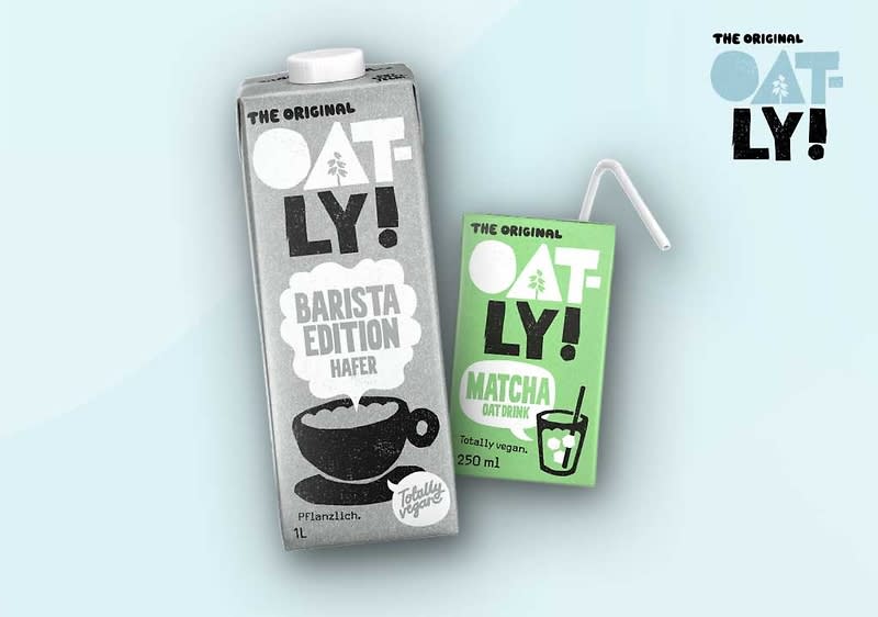 Zwei Oatly-Getränkepackungen nebeneinander: links eine graue 1‑L-Kartonpackung mit Aufschrift „THE ORIGINAL OATLY! BARISTA EDITION HAFER“ und schwarzem Kaffeetassen-Symbol, rechts eine grüne 250‑ml-Tetrapak mit Aufschrift „THE ORIGINAL OATLY! MATCHA OAT DRINK“ und Strohhalm-Symbol, daneben ein gebogener weißer Trinkhalm