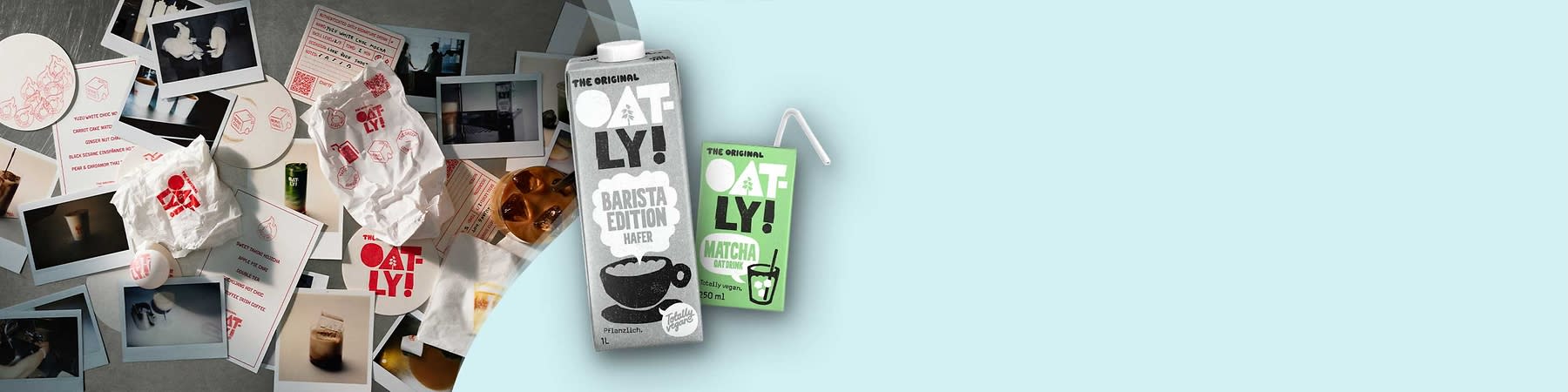 Zwei Oatly-Getränkepackungen nebeneinander: links eine graue 1‑L-Kartonpackung mit Aufschrift „THE ORIGINAL OATLY! BARISTA EDITION HAFER“ und schwarzem Kaffeetassen-Symbol, rechts eine grüne 250‑ml-Tetrapak mit Aufschrift „THE ORIGINAL OATLY! MATCHA OAT DRINK“ und Strohhalm-Symbol, daneben ein gebogener weißer Trinkhalm