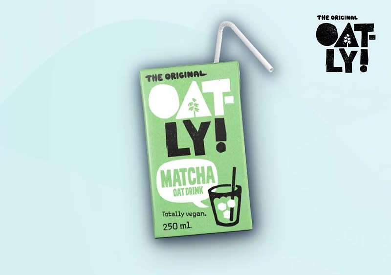 Hellgrüne Oatly Matcha Haferdrink-Tetra Pak mit aufgestecktem Trinkhalm, vorne Aufschrift „THE ORIGINAL OAT-LY! MATCHA OAT DRINK Totally vegan. 250 ml“ und kleines Glas-Icon, vor türkisfarbenem Hintergrund ohne Punkt am Satzende