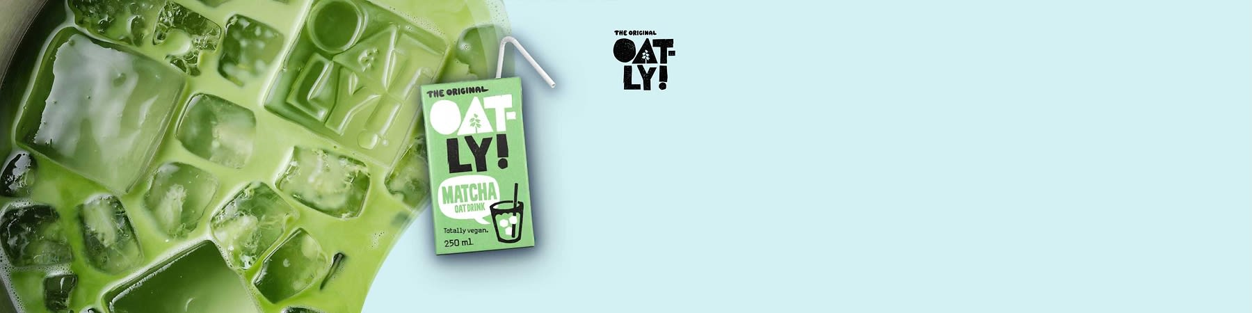 Grünes Tetrapak mit der Aufschrift „OAT-LY! Matcha Oat Drink“, Fassungsvermögen 250 ml, mit aufgeklapptem weißen Trinkhalm vor türkisfarbenem Hintergrund