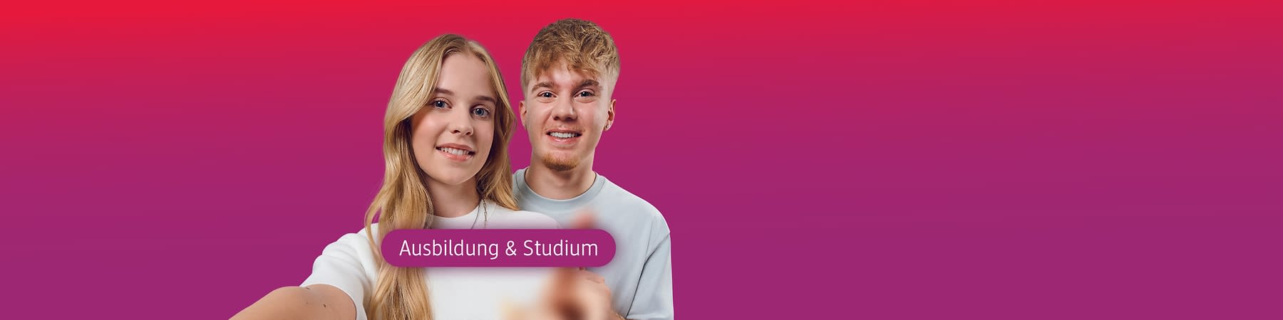 Zwei Personen stehen vor einem orangefarbenen Hintergrund. Links ist der Name „Sophie“ und rechts „Mama Susanne“ zu lesen. Unten steht „Ausbildung & Studium“ in einem roten Feld.