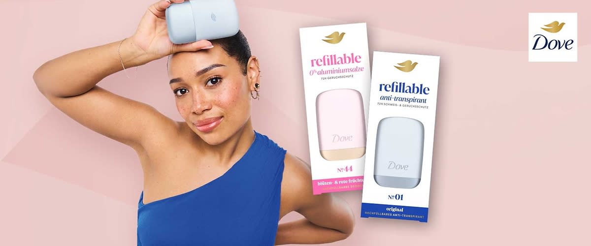 Zwei Dove Nachfüllstücke in rechteckigen Pappschachteln nebeneinander auf hellem rosa Hintergrund, links rosa verpacktes Refillable Nr. 44 mit der Aufschrift „balm & rote frische“ und rechts blau-weiß verpacktes Refillable Nr. 01 mit der Aufschrift „original“, oben rechts das Dove-Logo mit goldener Taube und Schriftzug „Dove“