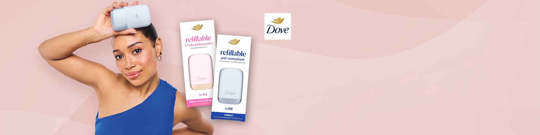 Zwei Dove Nachfüll-Packs für Deo-Roller nebeneinander auf hellem rosa Hintergrund, links pinkes Pack mit schwarzer Aufschrift „refillable 0% aluminium salts“ und Produktfenster mit rosa Deo, rechts blaues Pack mit Aufschrift „refillable anti-transpirant“ und Produktfenster mit blauem Deo, oben rechts Dove-Logo mit goldener Taube und Schriftzug „Dove“