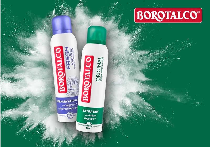 Zwei Borotalco Deosprays vor grünem Hintergrund, links eine weiße Dose mit lila Deckel und rotem Schriftzug „BOROTALCO Fresh“ sowie Text „Extra Dry & Fragrance Free“ und Symbolen, rechts eine weiße Dose mit grünem Deckel und rotem Schriftzug „BOROTALCO Original“ sowie Text „Extra Dry“; oben rechts das rote Borotalco-Logo ohne Punkt am Satzende