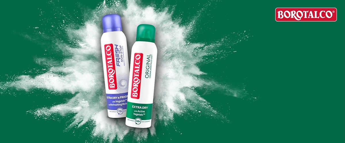 Zwei Borotalco Deosprays vor grünem Hintergrund, links eine weiße Dose mit lila Deckel und rotem Schriftzug „BOROTALCO Fresh“ sowie Text „Extra Dry & Fragrance Free“ und Symbolen, rechts eine weiße Dose mit grünem Deckel und rotem Schriftzug „BOROTALCO Original“ sowie Text „Extra Dry“; oben rechts das rote Borotalco-Logo ohne Punkt am Satzende